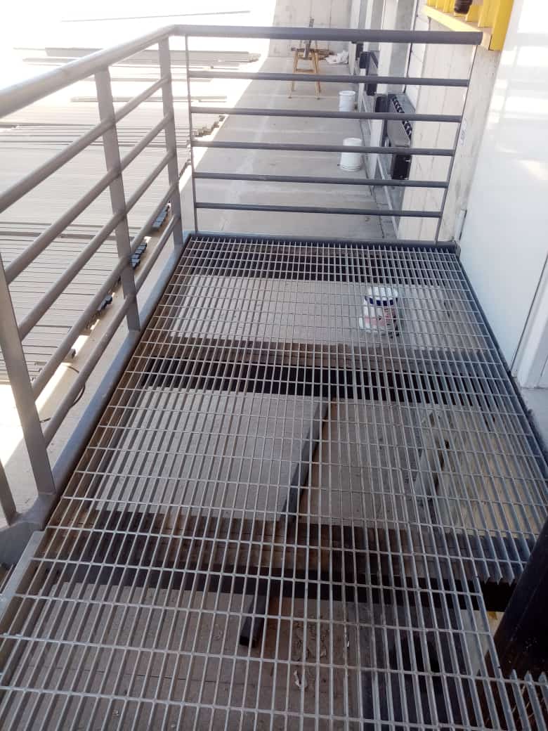 Montaje de estructuras y mallas grouting para estabilización por Master-Metal